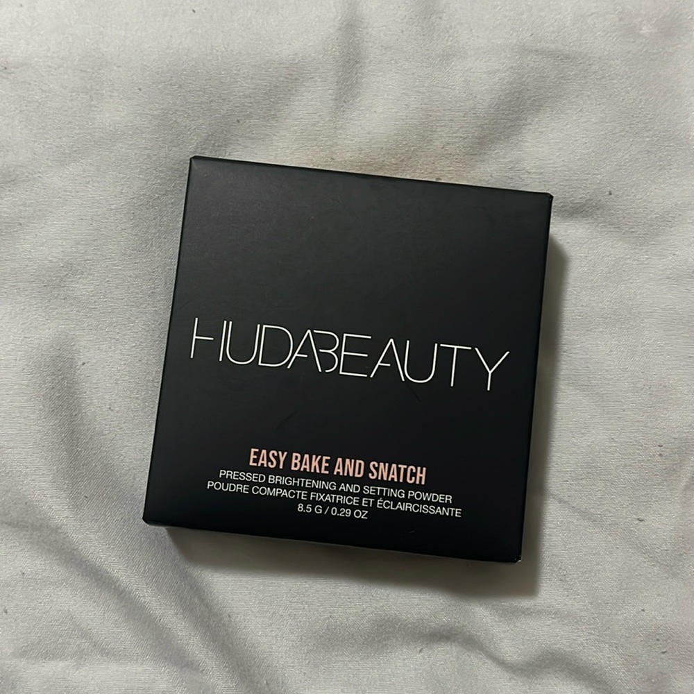 Pressed brightening and setting powder